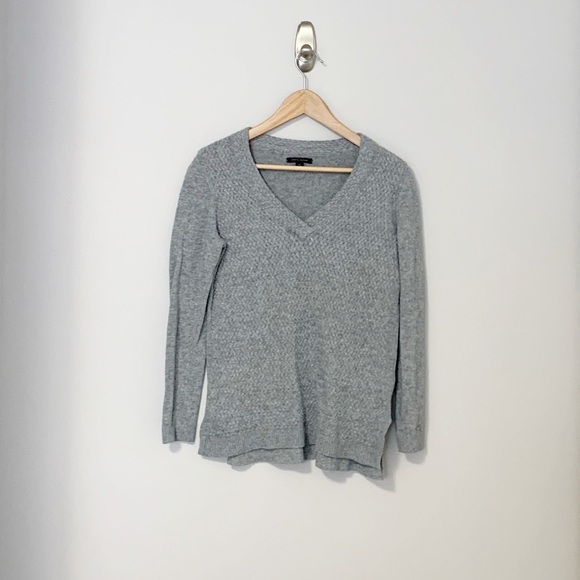 🛍HOST PICK🛍 - Tommy Hilfiger Grey V-Neck Sweater - Small - Picture 2 of 6